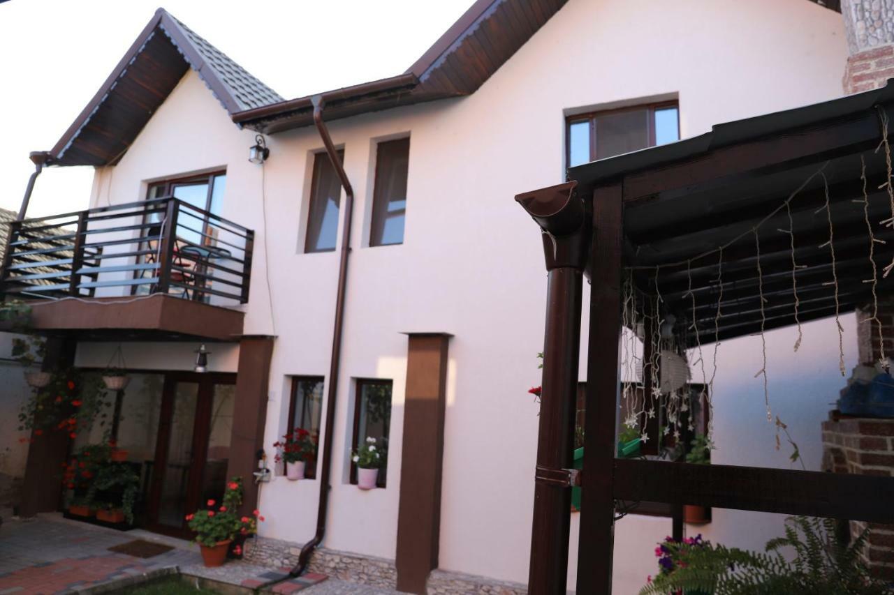 Târgu Jiu Upstairs Residence מראה חיצוני תמונה