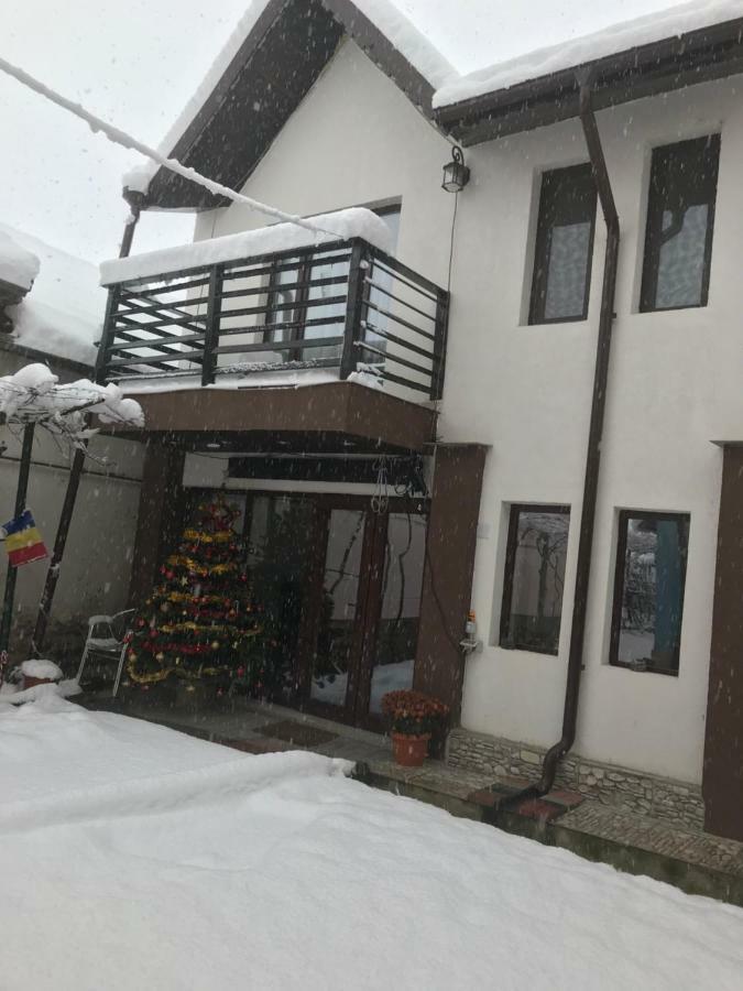 Târgu Jiu Upstairs Residence מראה חיצוני תמונה