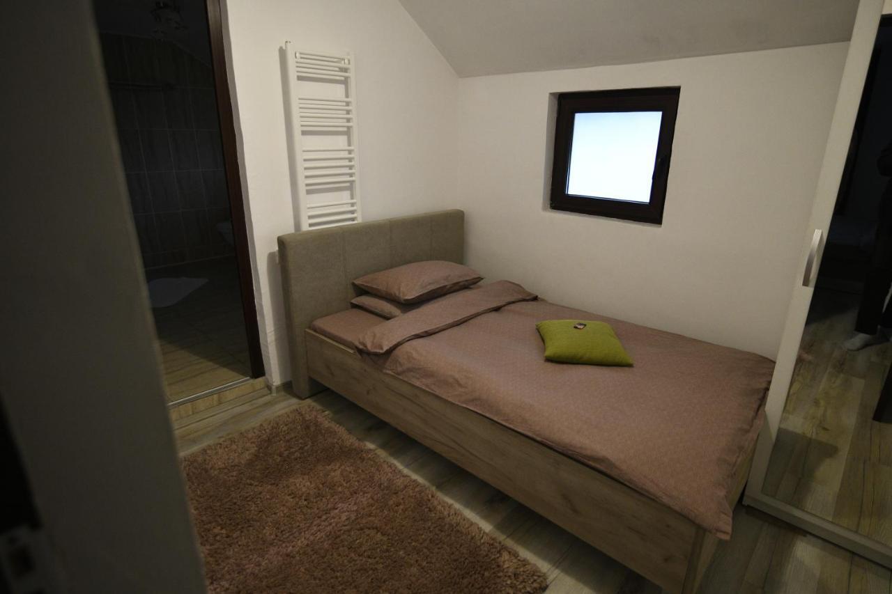 Târgu Jiu Upstairs Residence מראה חיצוני תמונה